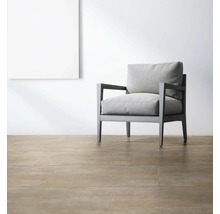 Vloer met tegels en een fauteuil in de kamer