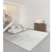Woonkamer met bank, commode en tapijt