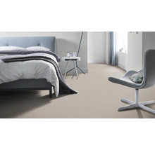 Slaapkamer met bed, bijzettafel, stoel en vloerbedekking
