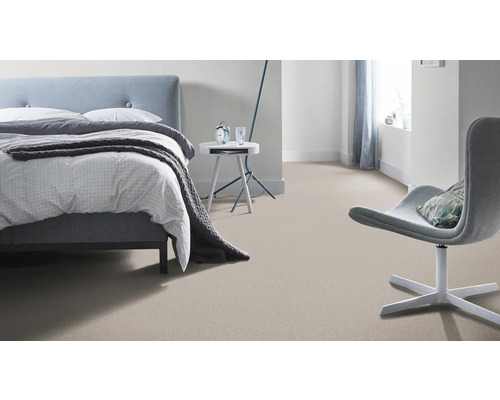 Slaapkamer met bed, bijzettafel, stoel en vloerbedekking