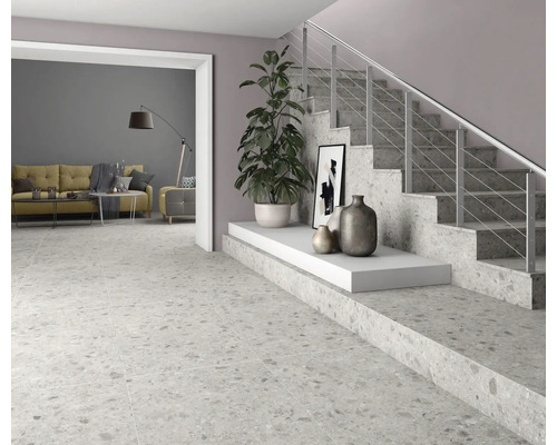 Interieur met trap, tegelvloer en woonruimte