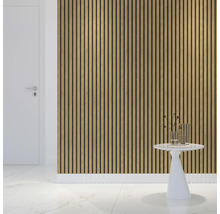 Wanddecoratie met houten panelen in een interieur naast een deur en een tafel.