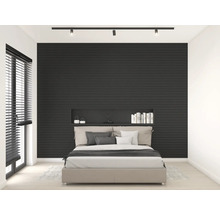 Slaapkamer met bed, raam en wandpanelen