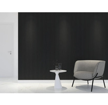 Interieur met wandpanelen, fauteuil en bijzettafel