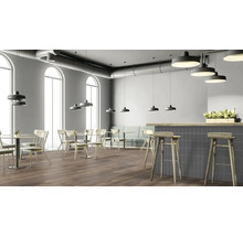 Interieur van een restaurant met tafels, stoelen, een bar en hanglampen