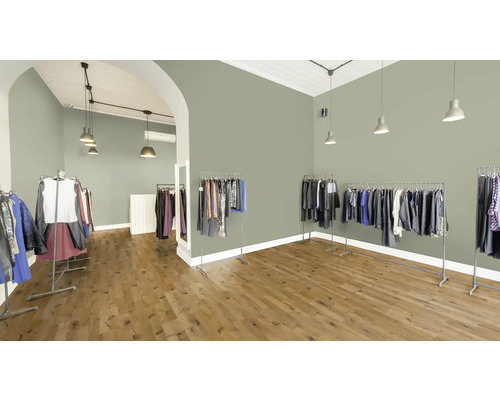 Interieur van een kledingwinkel met kledingrekken en houten vloer