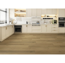 Lichte keuken met houten vloer en witte kasten.