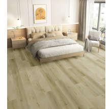 Slaapkamer met lichte houten vloer, bed, nachtkastjes en stoel.