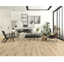 Lichte woonkamer met laminaatvloer in houtlook, bank en fauteuils