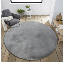 Interieurscène met rond, grijs tapijt, fauteuil en bijzettafel