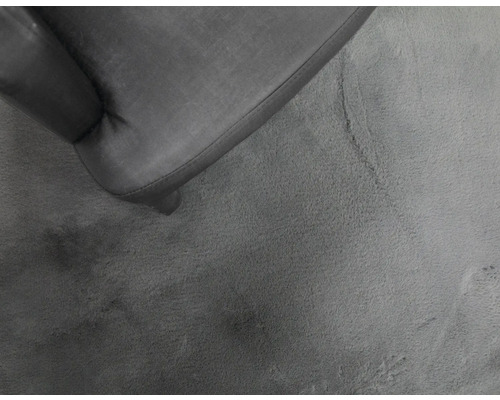 Detailweergave van een fauteuil op een tapijt