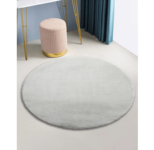 Rond, zacht vloerkleed in interieur met kruk en tafel