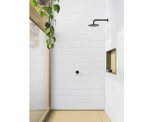 Moderne badkamer met witte, verticaal geplaatste wandtegels, zwarte douchekop en ingebouwde plank