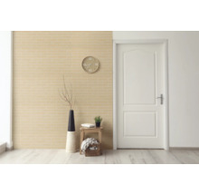 Woonkamer met klok, deur, vaas en houten stoel
