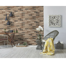 Woonkamer met bakstenen behang, tafel, stoel en decoraties