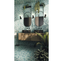 Badkamer met mozaïektegels, wastafelonderkast met twee wastafels en twee spiegels.
