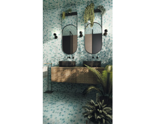 Badkamer met mozaïektegels, wastafelonderkast met twee wastafels en twee spiegels.