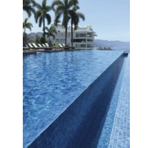 Zwembad met mozaïektegels en infinity pool design, omgeven door palmbomen en een gebouw