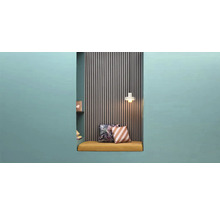 Ingebouwde nis met zitkussen, kussens, wandpanelen en hanglamp