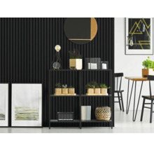 Rek met decoraties in een moderne kamer