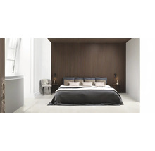 Slaapkamer met bed en houten lambrisering