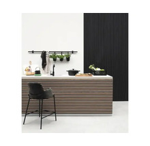 Kookeiland met spoelbak, kraan, kruk en decoratieve elementen voor een moderne keukeninrichting.