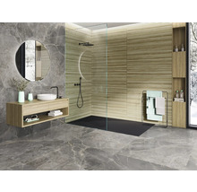 Moderne badkamer met wastafel, spiegel, douche en grijze vloertegels