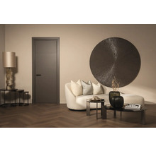 Woonkamer met deur, bank, tafels en decoratie