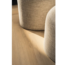 Detailopname van twee poefs op een houten vloer