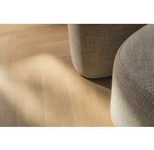 Vinylvloer met lichte houtlook en twee krukken