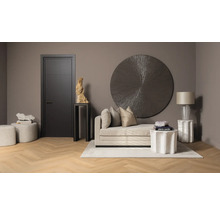 Woonkamer met bank, deur en decoraties