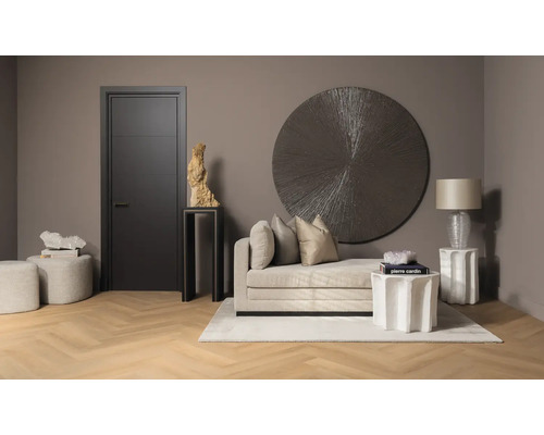 Woonkamer met bank, deur en decoraties