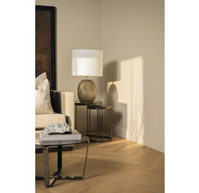 Interieur met bank, bijzettafel en tafellamp