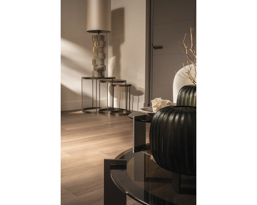 Lichte woonkamer met staande lamp, bijzettafels en decoratieve vazen op een salontafel