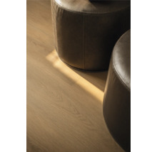 Twee ronde leren poefs op een houten vloer