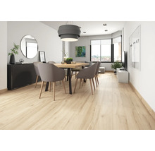 Lichte woonkamer met houten vloer, eettafel en stoelen