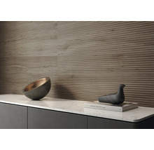 Wanddecoratie met horizontaal gegroefde panelen en decoratieve elementen op een dressoir