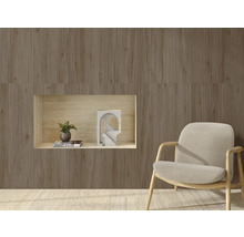 Woonkamerontwerp met geribbelde wandpanelen, fauteuil en decoratie in een nis