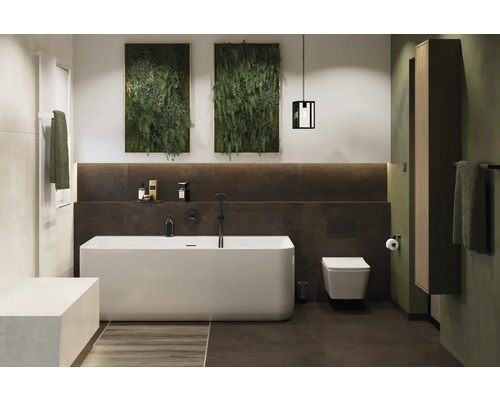 Lichte badkamer met ligbad, toilet, hangkast, handdoekradiator en wanddecoratie