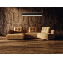 Woonkamer met bank, wand- en vloertegels met houtlook