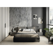 Slaapkamer met bed, nachtkastjes, lampen, schilderijen en planten