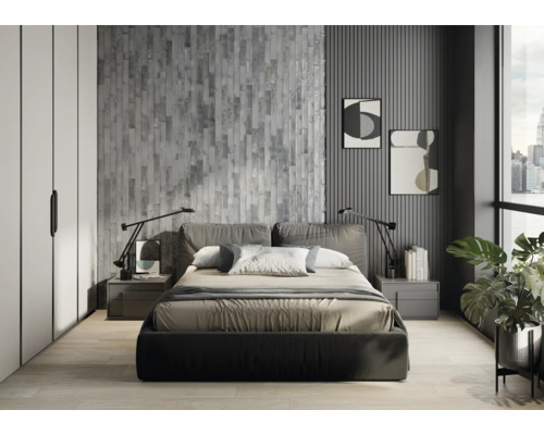 Slaapkamer met bed, nachtkastjes, lampen, schilderijen en planten