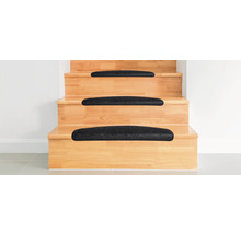 Houten trap met zwarte traptreden