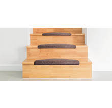 Houten trap met traptreden van tapijt