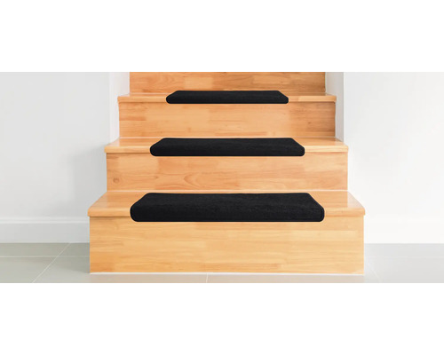 Trap met zwarte trapmatten