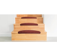 Houten trap met tapijttreden