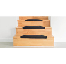 Houten trap met zwarte trapmatten