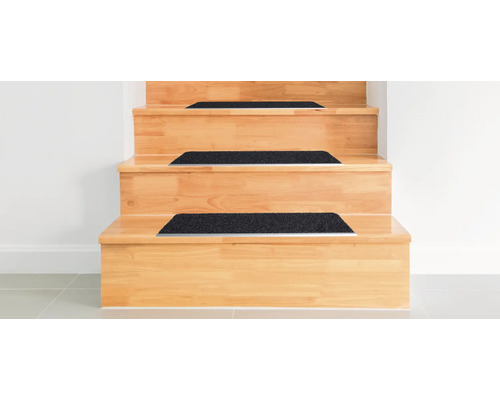 Houten trap met antislipmatten