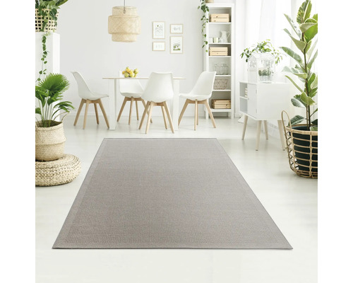 Woonkamer met vloerkleed, eettafel en stoelen