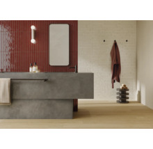 Moderne badkamer met wastafel, spiegel, tegels en handdoekhouder